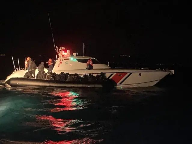 Ayvalık Açıklarında 39 Düzensiz Göçmen Sahil Güvenlik Tarafından Kurtarıldı