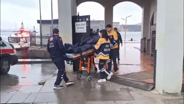 Kadıköy Rıhtım'da Denizde Erkek Cesedi Bulundu