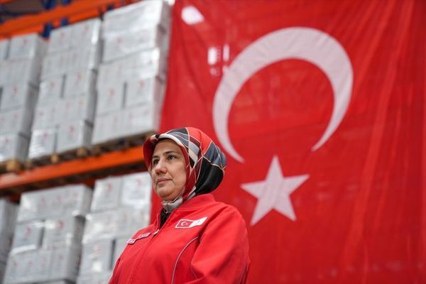 Türk Kızılayı, İran’a 48 Ton Yardım Malzemesi Gönderdi