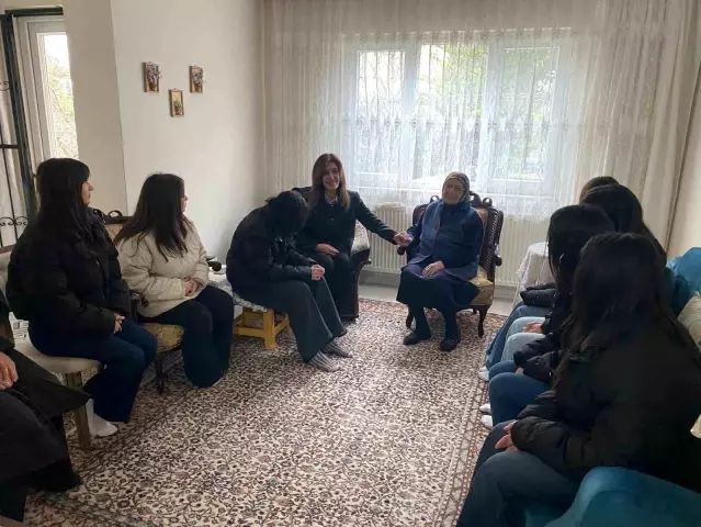 Manisa'da Çocuklar Aysel Teyzeyi Ramazan Bayramında Ziyaret Etti