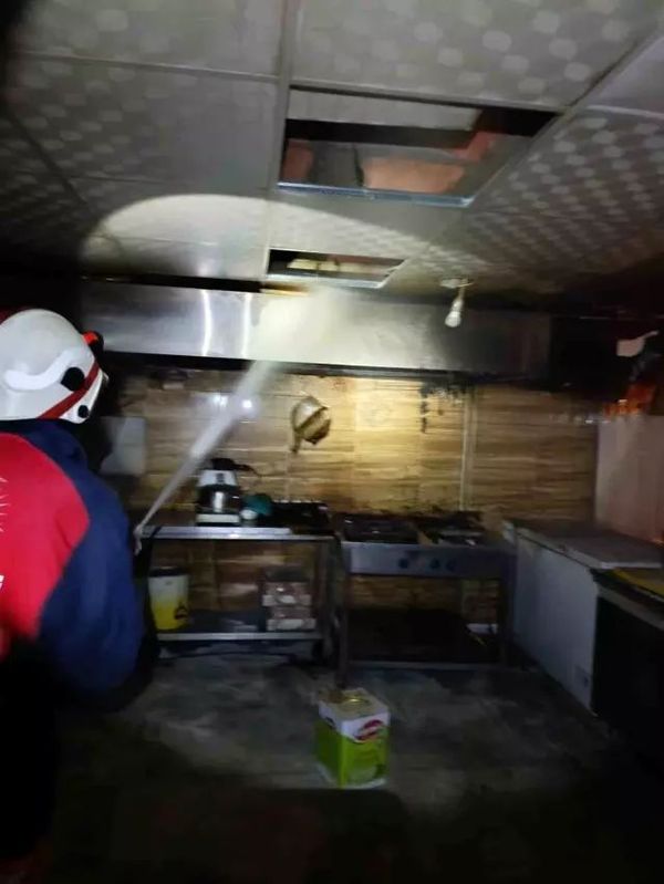 Van Özalp'ta İş Yerinde Yangın Kontrol Altına Alındı