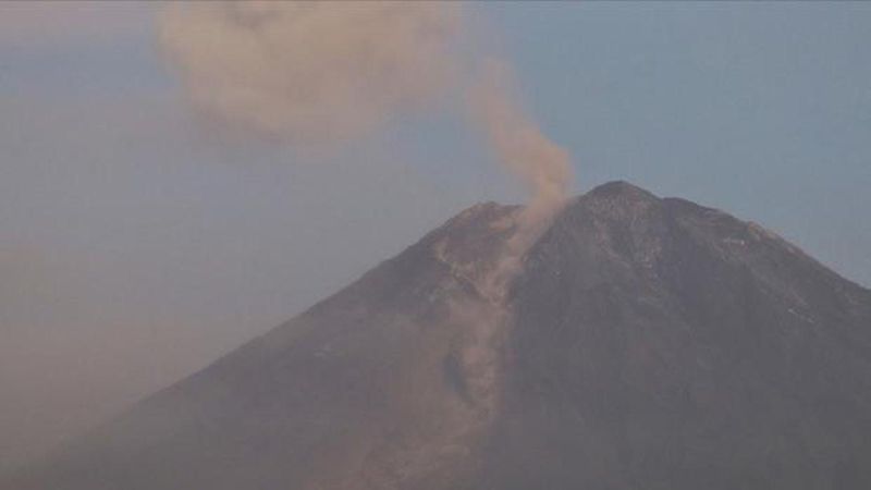 Semeru Yanardağı Yeniden Aktifleşti, Dört Kez Patladı