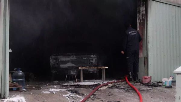 Antalya Kepez'de Araç Boyama Atölyesinde Çıkan Yangın Kontrol Altına Alındı