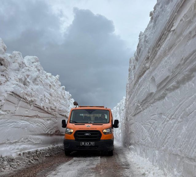 Erzincan'da Karayolları Ekipleri 4 Metreyi Aşan Kara Karşı Mücadele Ediyor