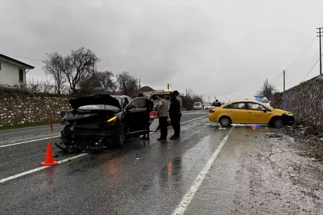 Elazığ'da Taksi ve SUV'nun Çarpışmasıyla İki Kişi Yaralandı