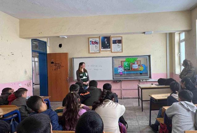 Yeşilay Kars Şubesi, Bağımlılıkla Mücadele Eğitimlerini Sürdürüyor