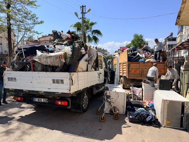 Kepez'de Bir Ev Bahçesinden Toplam 20 Kamyon Çöp Çıkarıldı