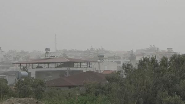Hatay’da Toz Fırtınası Yaşamı ve Trafiği Olumsuz Etkiliyor