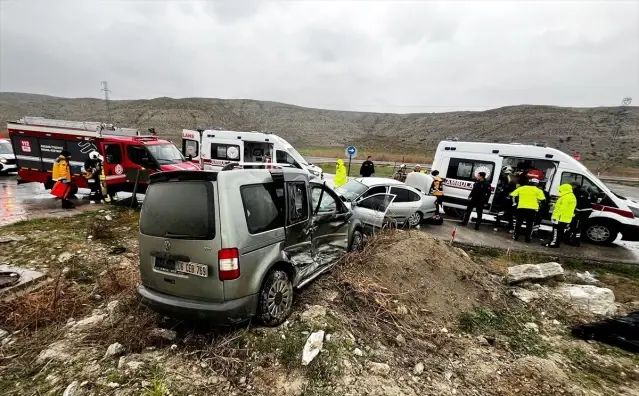 Beypazarı'nda Trafik Kazasında 1 Kişi Hayatını Kaybetti, 4 Yaralı Var