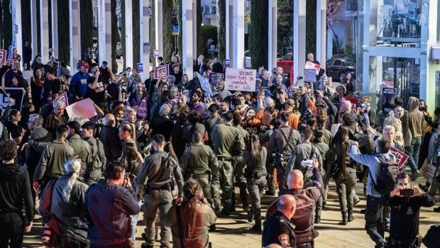 Tel Aviv'de Netanyahu Hükümetine Tepki: Savaş Karşıtı Gösteri Düzenlendi