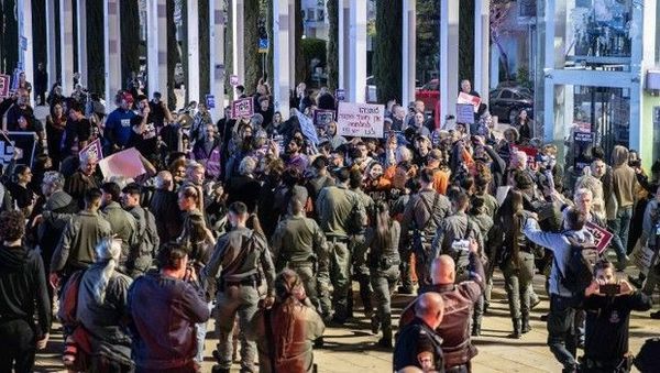 Tel Aviv'de Netanyahu Hükümetine Tepki: Savaş Karşıtı Gösteri Düzenlendi