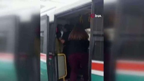 Bornova'da Minibüste Doğum Gerçekleşti: Anne ve Bebek Sağlıkla Hastaneye Ulaştırıldı