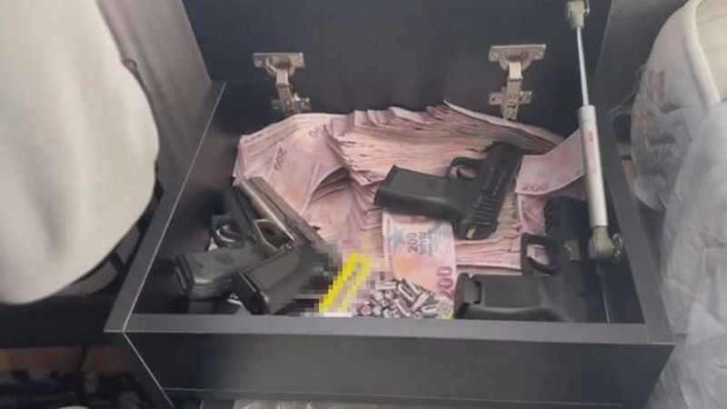 Maltepe'de Operasyonda Gizli Bölmeden Silah ve Yüklü Para Çıktı