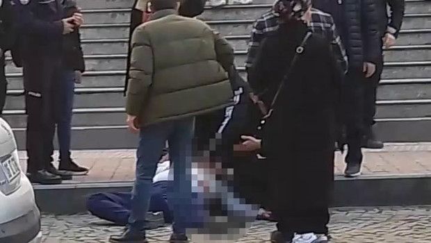 Kocaeli Adliyesi Önünde Cinsel İstismar İddiasıyla Suçlanan Kişi Bıçaklanarak Öldürüldü