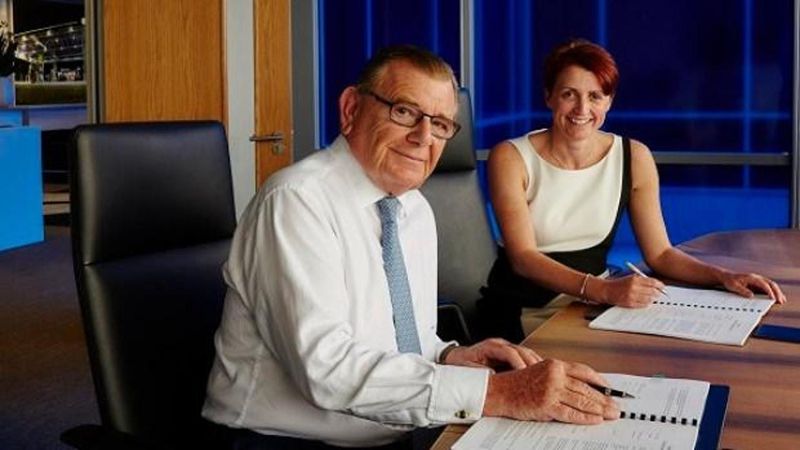 1990'da Dolandırıcı Olan Gerald Ronson, 2024'te Şövalye Ünvanı Aldı ve 82 Milyon Pound Destek Sağladı