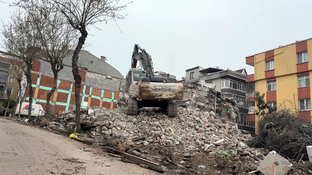 Avcılar'da Kentsel Dönüşüm Kapsamındaki Bina Tek Darbeyle Yıkıldı