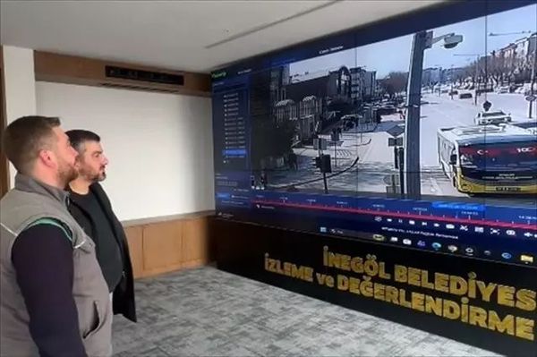 İnegöl Belediyesi Personeli 200 Bin Liralık Çantayı Sahibine Ulaştırdı