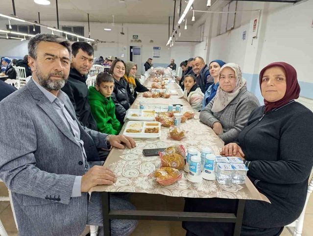 Simav Güney Beldesi'nde 750 Kişilik İftar Sofrası Kuruldu