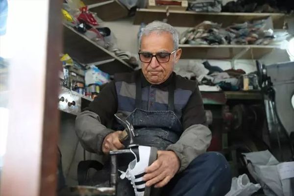 Hatay'da 44 Yıldır Ayakkabı Tamirinde Ustalık Yapan Cemil Olğun