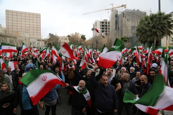 İran Halkı ABD ve İsrail'e Tepki Göstererek Hükümete Destek İçin Sokaklara Çıktı