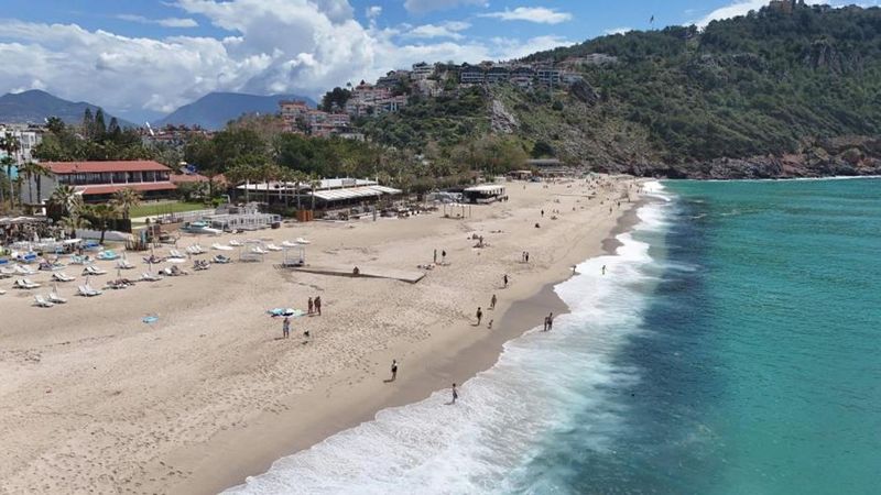 Alanya’da Yaz Erken Başladı: Kleopatra Plajı’nda Deniz Sezonu Açıldı