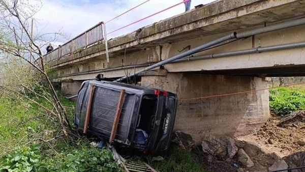 İnegöl'de Hafif Ticari Araç Dere Yatağına Uçtu: 4 Kişi Yaralandı
