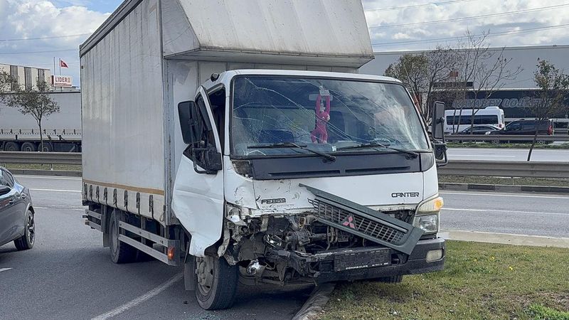 Kocaeli’de D-100 Karayolu’nda Otomobil Kamyona Arkadan Çarptı