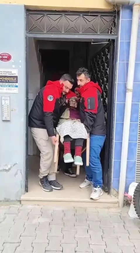 85 Yaşındaki Kadın Heyelan Bölgesindeki Evine Arama Kurtarma Ekipleriyle Ulaştırıldı