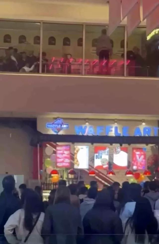 Bursa Korupark AVM'de İki Grup Arasında Şiddetli Kavga: 2 Yaralı