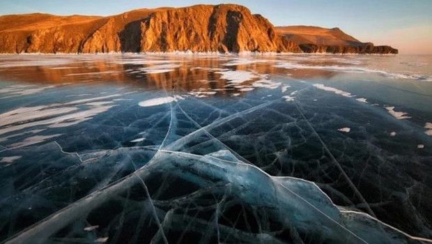 Baykal Gölü'nde Buz Kırılması Sonrası 9 Kişilik Araç Suya Düştü