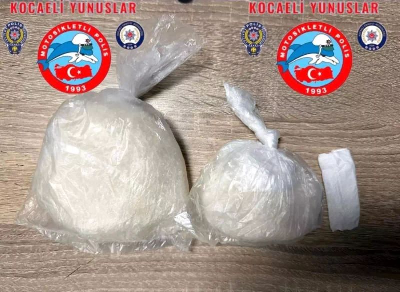 Kocaeli'de durdurulan 4 şahıstan 200 gram metamfetamin ele geçirildi