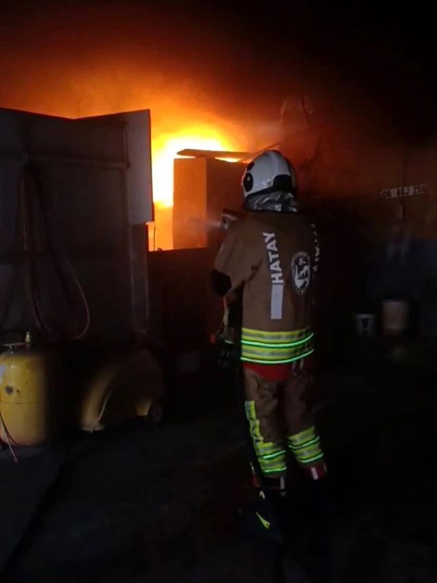 Reyhanlı'da İş Yeri Yangında Küle Döndü