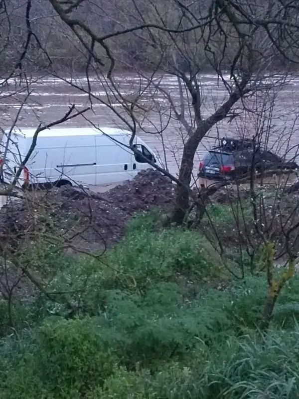 Susurluk'ta Su Seviyesi Yükselen Simav Çayı'nda Mahsur Kalan İki Kişi Kurtarıldı