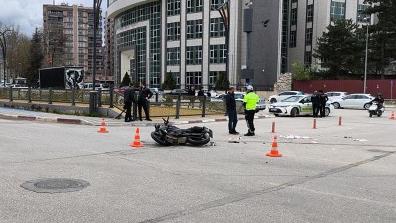 Mahmutpaşa’da Otomobil ve Motosiklet Kafa Kafaya Çarpıştı: İki Kişi Ağır Yaralı