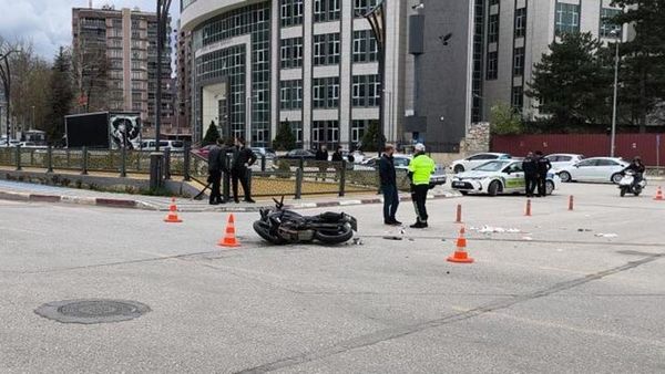 Mahmutpaşa’da Otomobil ve Motosiklet Kafa Kafaya Çarpıştı: İki Kişi Ağır Yaralı