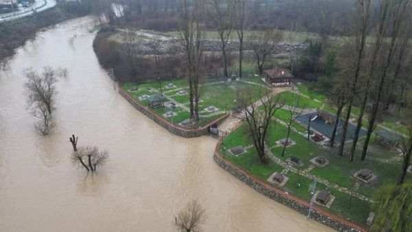 Bartın Irmağı’nda Su Seviyesi 3 Metre Yükseldi, 8 Köye Giden Köprü Kapandı