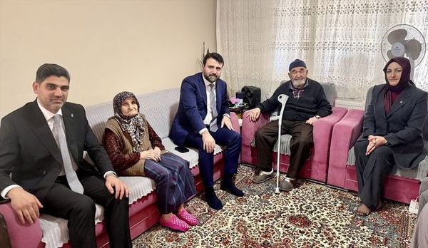 AK Parti Karabük Heyeti, Rasim ve Şerife Fırat Çiftini Evlerinde Ziyaret Etti