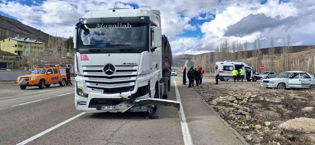 Bayburt'ta TIR'ın Otomobile Çarpması Sonucu 3 Kişi Yaralandı