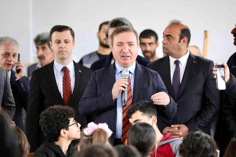 Vali Aydoğdu, Altınbaşak'ta Gençlere Değer ve Sporun Önemini Anlattı