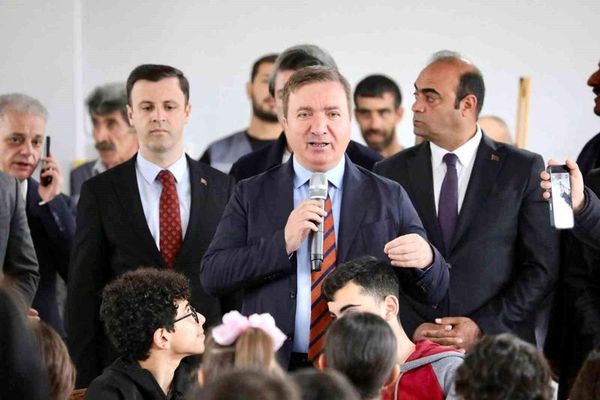 Vali Aydoğdu, Altınbaşak'ta Gençlere Değer ve Sporun Önemini Anlattı