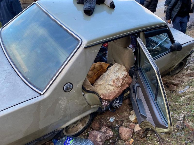 Kahramanmaraş'ta Kaya Parçasının Otomobile Çarpmasıyla 4 Kişi Yaralandı