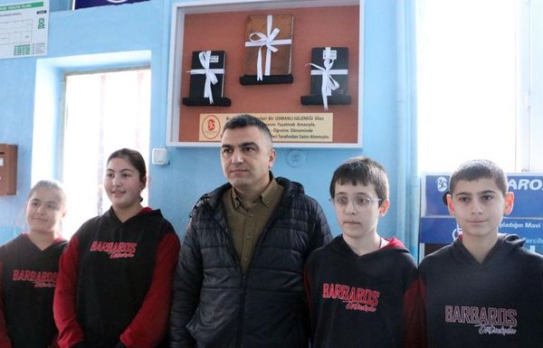 Afyonkarahisar'da Öğrenciler 3 Bakkalın Veresiye Defterini Satın Alarak Zimem Geleneğini Yaşattı