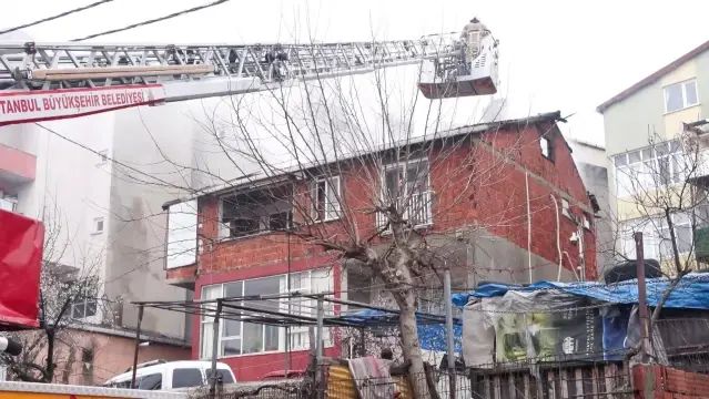 Maltepe'de Çatı Katındaki Yangın Kısa Sürede Kontrol Altına Alındı