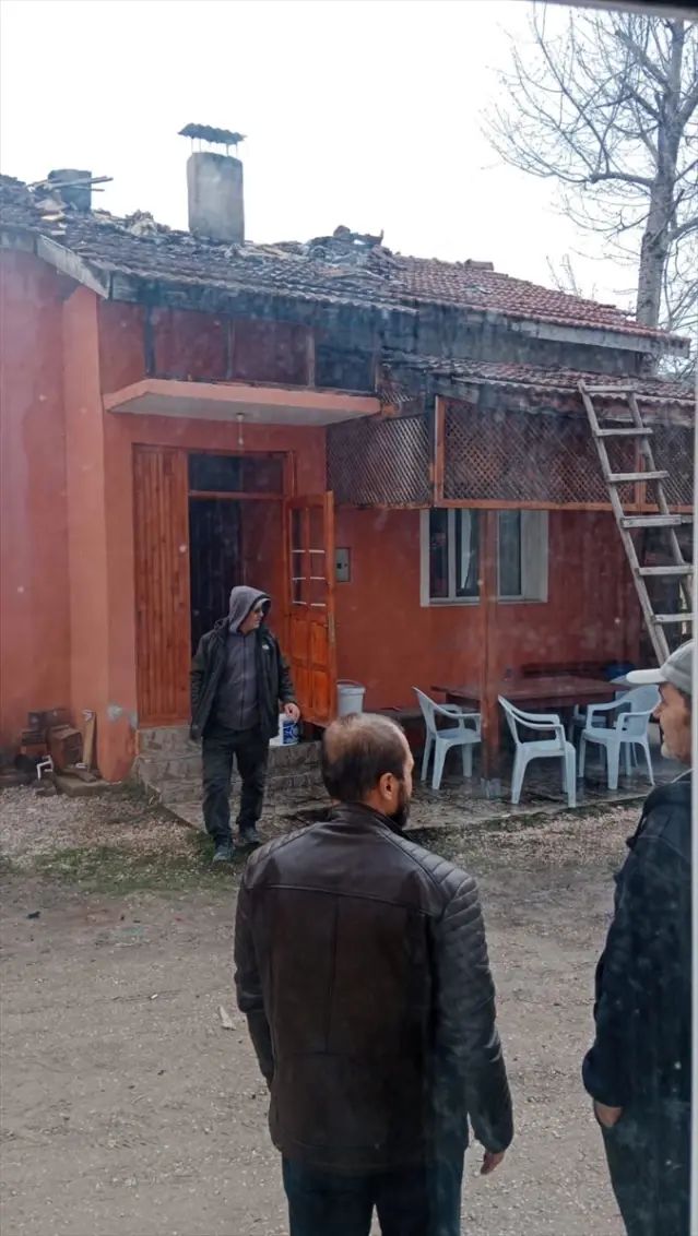 Bolu Göynük'te Çatı Yangını İtfaiye Müdahalesiyle Söndürüldü