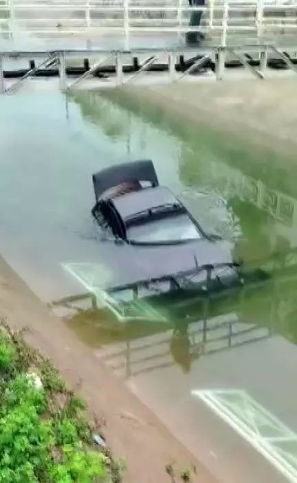 Adana'da Kontrolden Çıkan Otomobil Sulama Kanalına Düştü