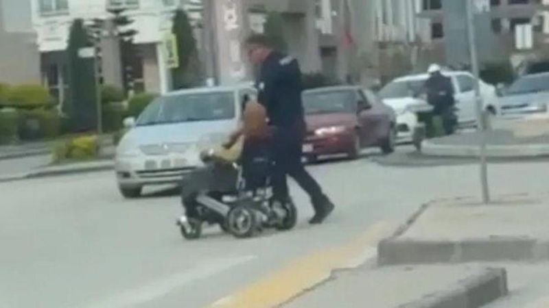 Osmaniye'de Polis Memuru, Akülü Sandalyedeki Yaşlı Kadına Yardım Etti