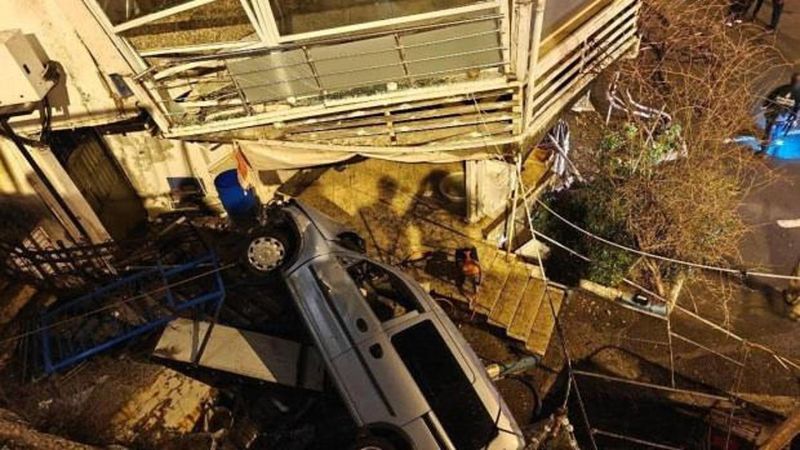 Silivri'de Kontrolden Çıkan Araç Restoran Duvarına Çarptı, 5 Metreden Düştü