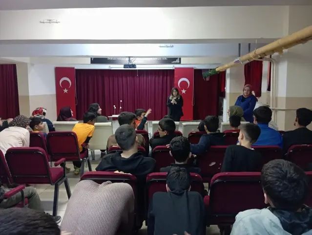 Baskil'de Öğrencilere Deprem Bilinci Semineri Düzenlendi