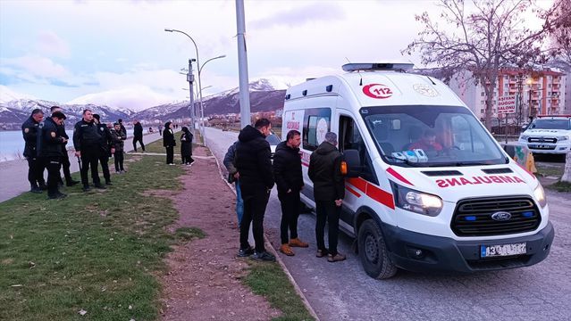 Tatvan'da Van Gölü'nde Donma Tehlikesi Geçiren Kişi Kurtarıldı