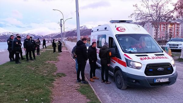 Tatvan'da Van Gölü'nde Donma Tehlikesi Geçiren Kişi Kurtarıldı